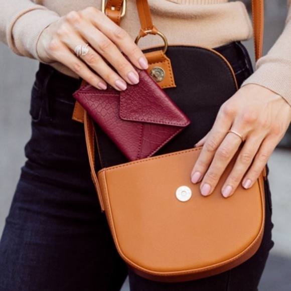 JJ Winters Ivy Leather Crossbody Bag - Picture 4 of 4